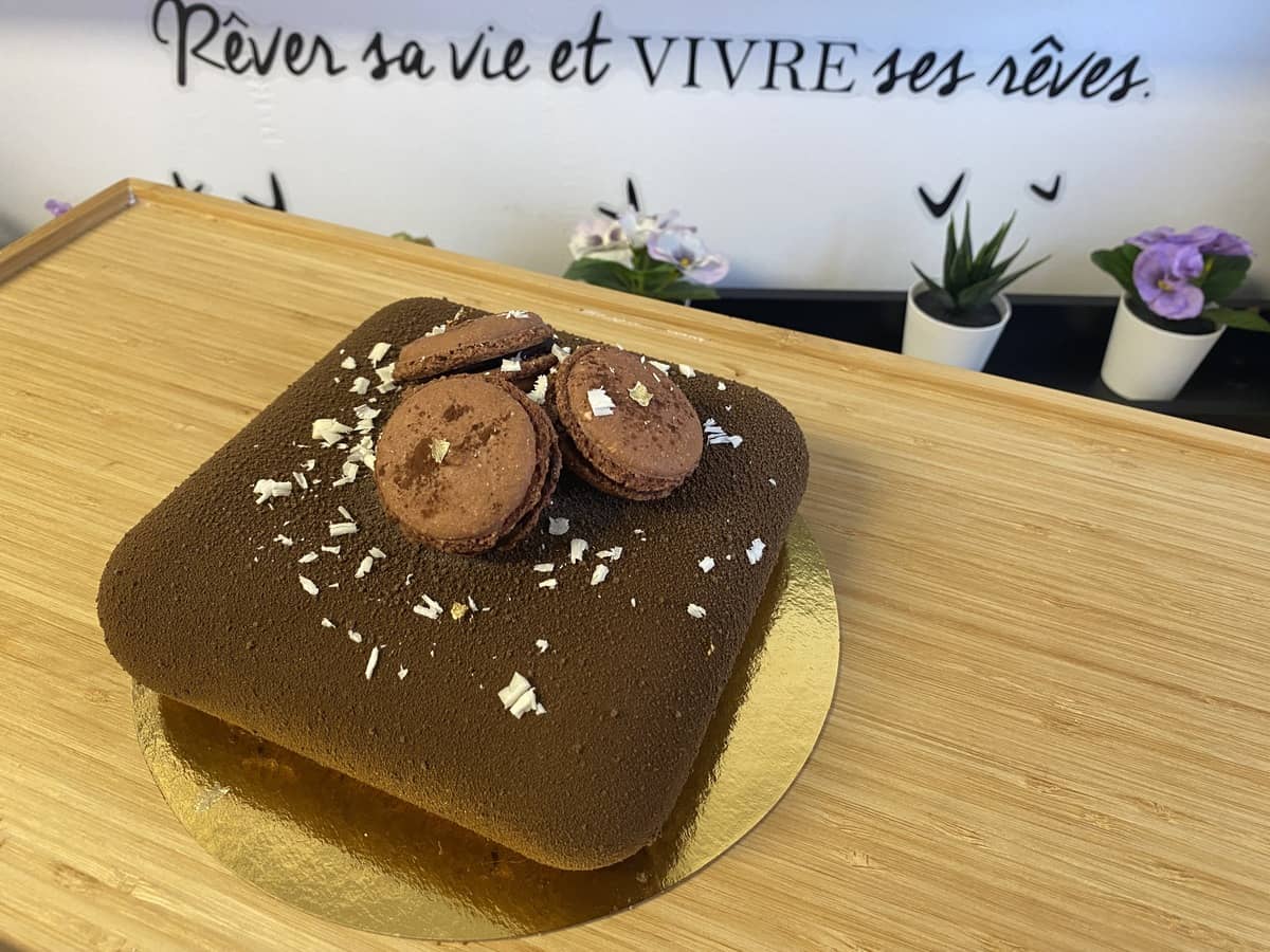 Gâteau au chocolat décoré de macarons au chocolat