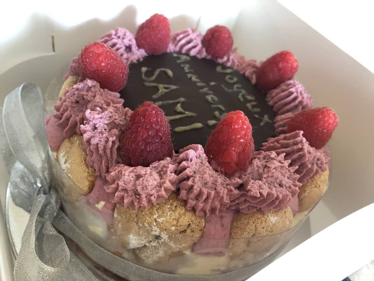 Gâteau d'anniversaire choux à la crème et fruits rouges