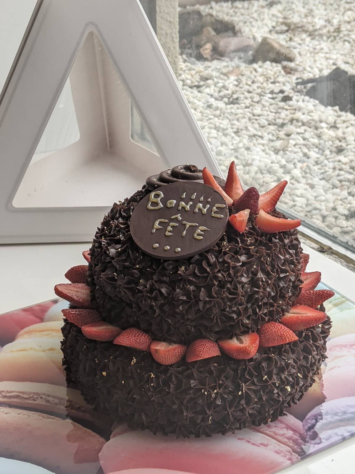 Gâteau de fête 2 étages au chocolat décoré de fraises