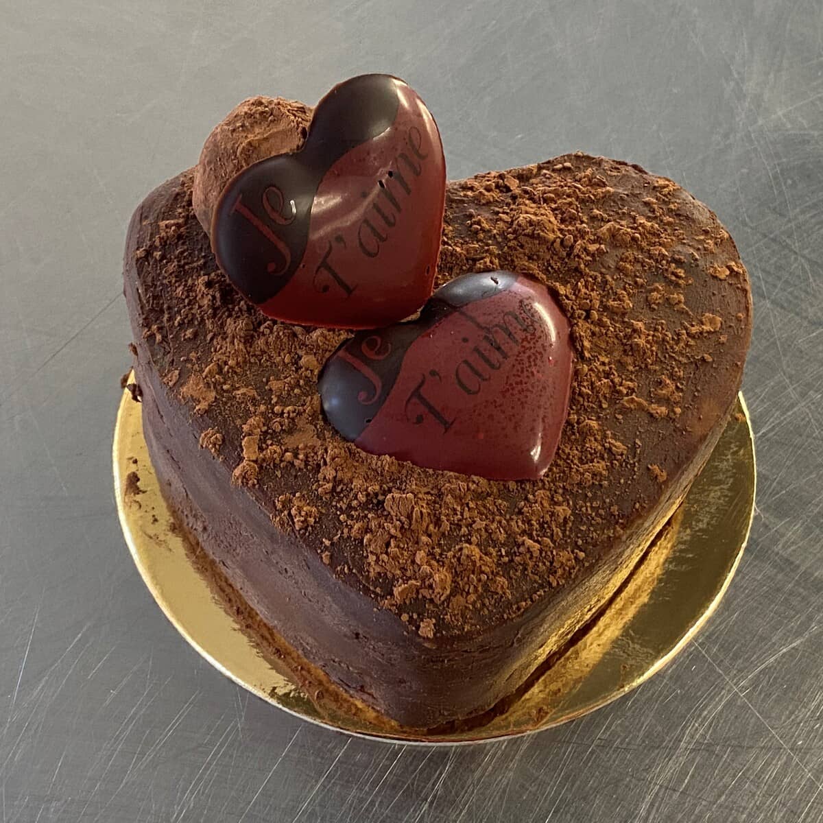 Gâteau au chocolat et hojicha en forme de coeur avec coeur en chocolat