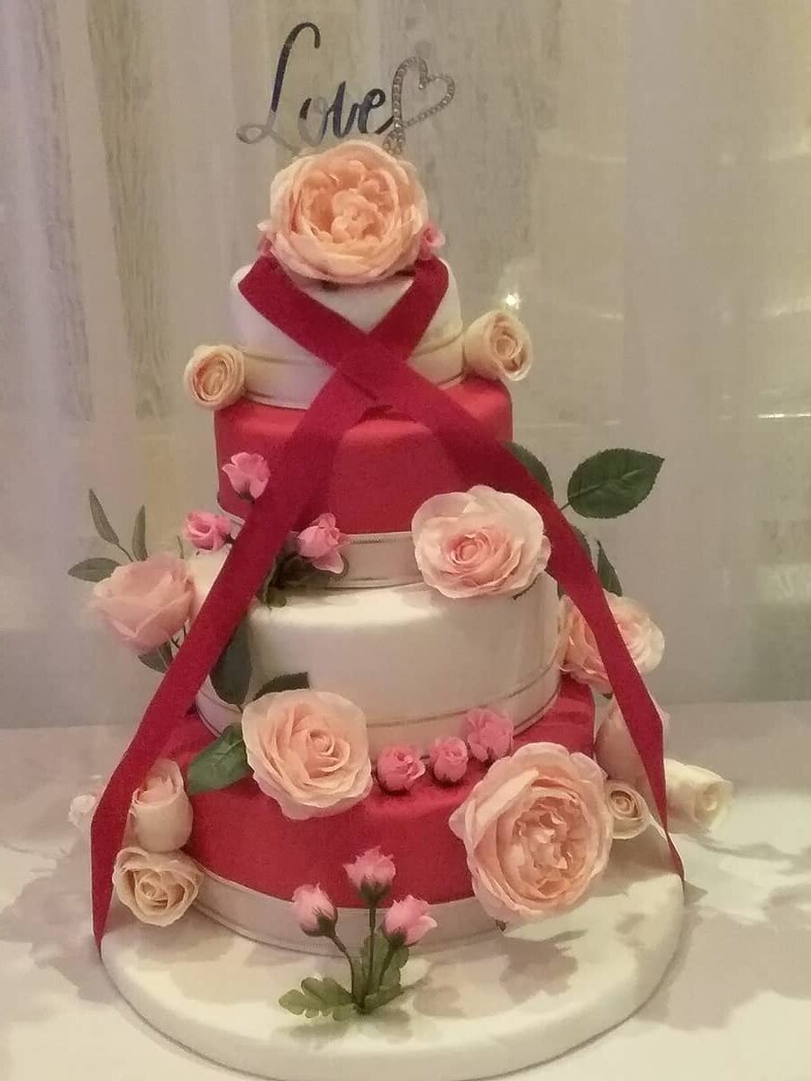 Gâteau de mariage avec roses